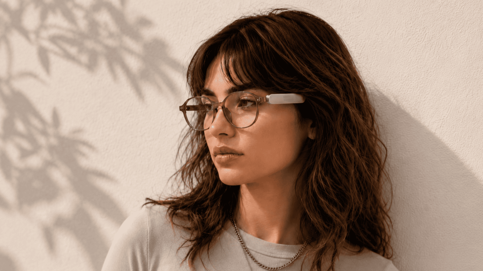Person wearing glasses with Benev.Clip module
